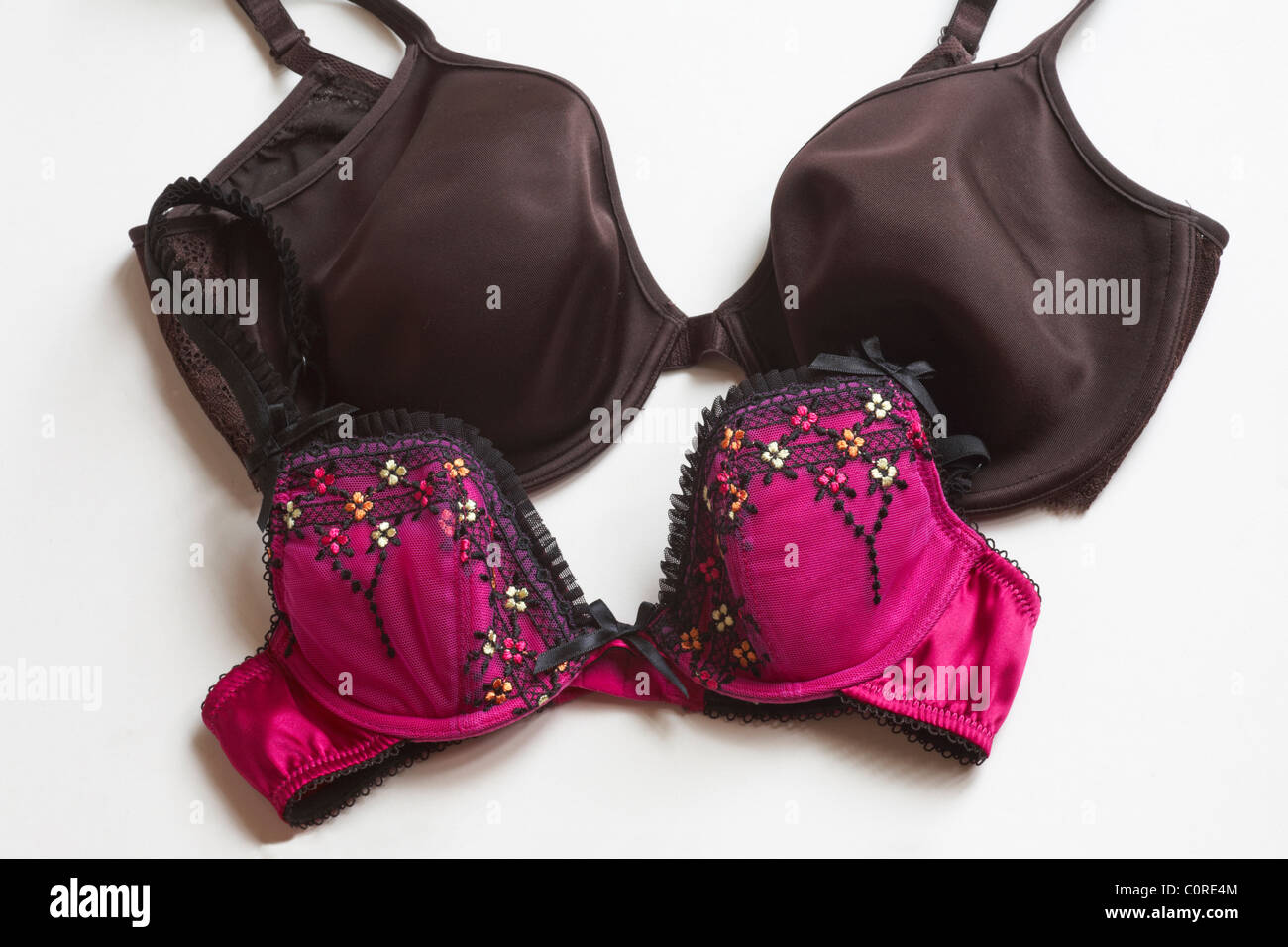 Reggiseno grande reggiseno piccolo reggiseno grande e piccolo su sfondo bianco reggiseni di dimensioni diverse concept concettuali piccoli e grandi Foto stock Alamy