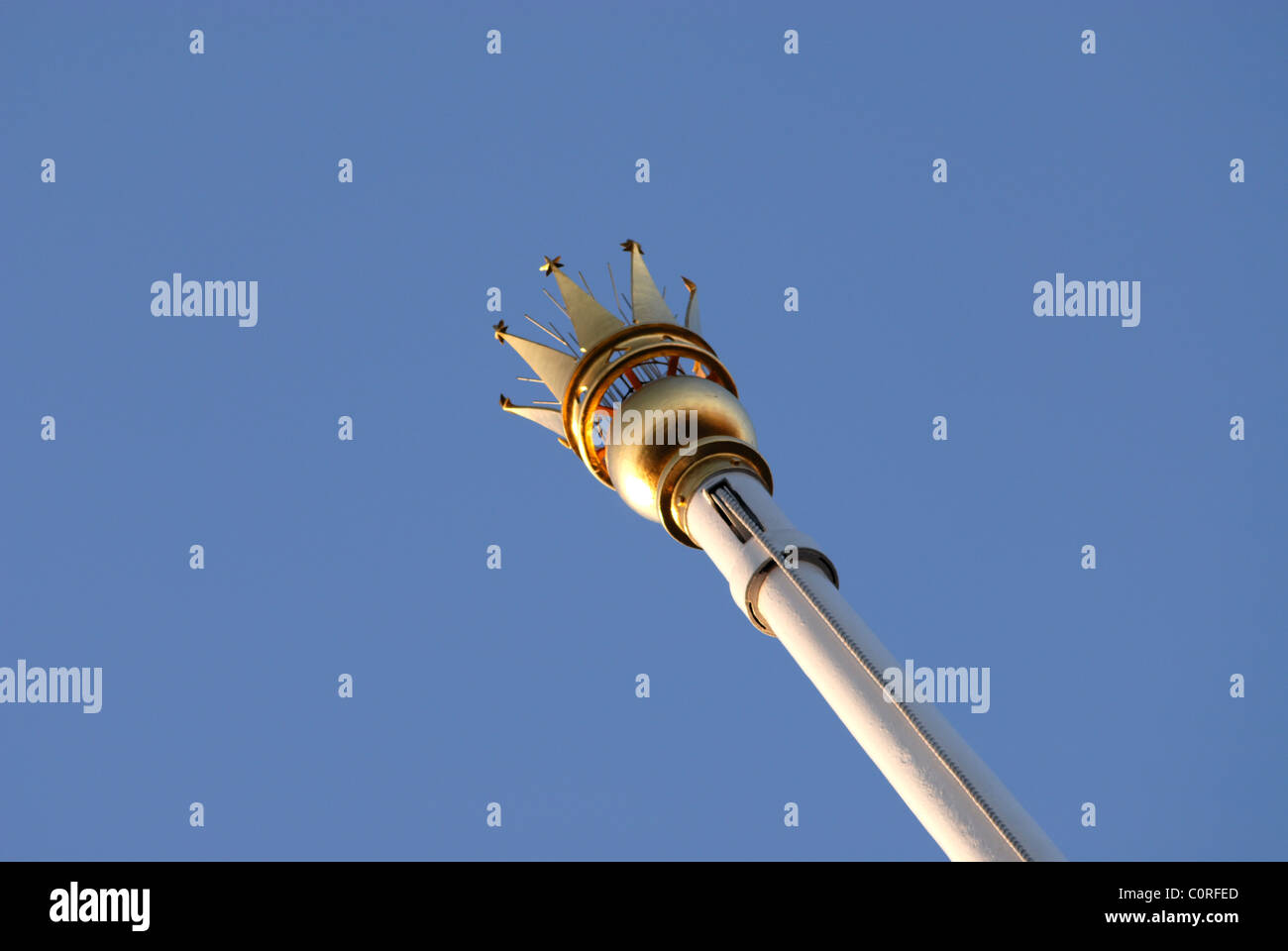 Golden Crown sulla sommità del palo di bandiera sul memoriale di guerra imbonitori Piscina Sheffield Foto Stock