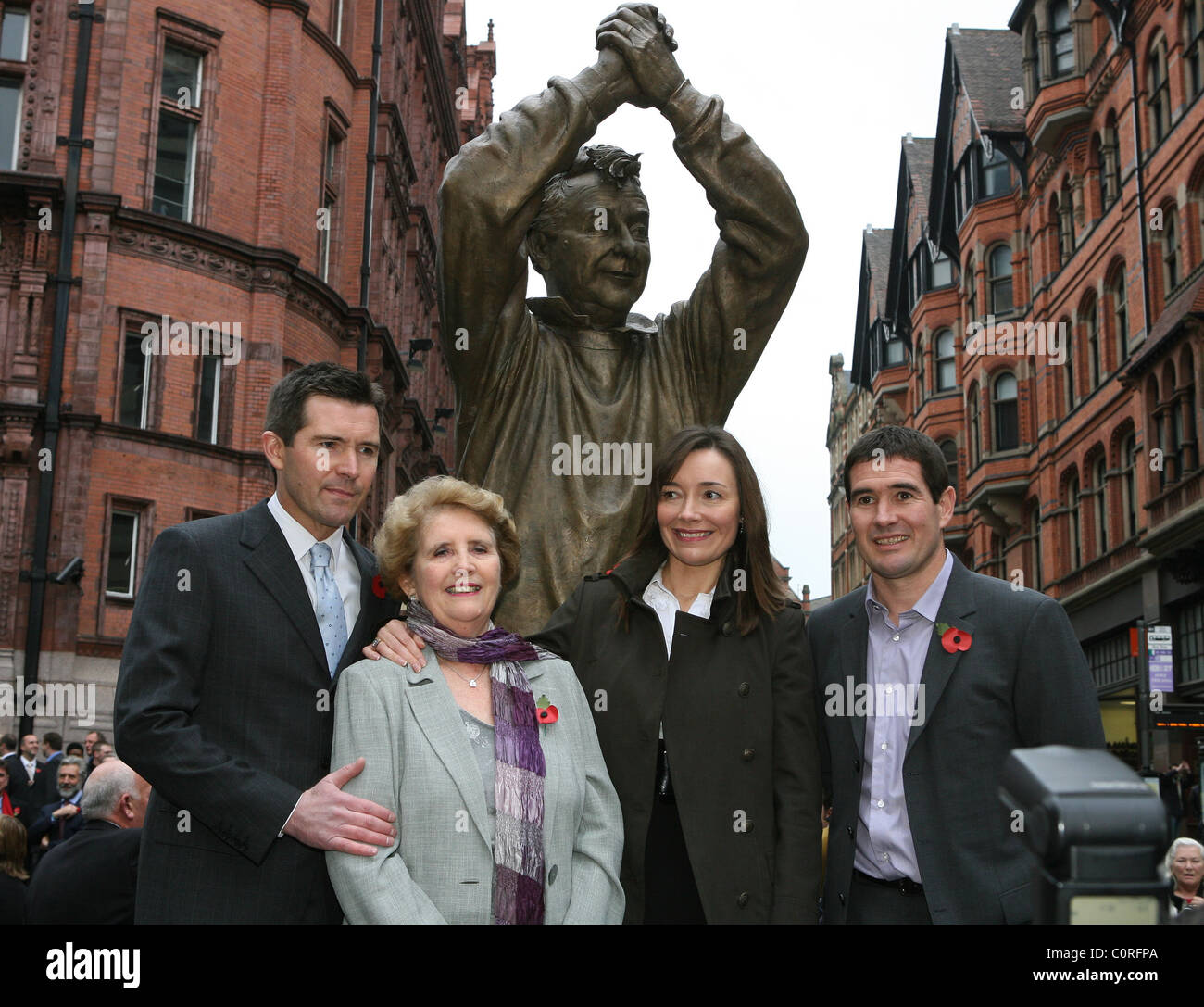 La famiglia di Clough,Simon,Barbara,Elizabeth e Nigel Brian Clough è ricordato nella sua città di adozione con un otto piedi bronzo Foto Stock