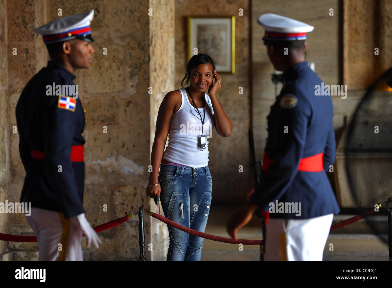 Le protezioni e la ragazza al Panteon Nacional, Santo Domingo, Repubblica Dominicana, dei Caraibi Foto Stock
