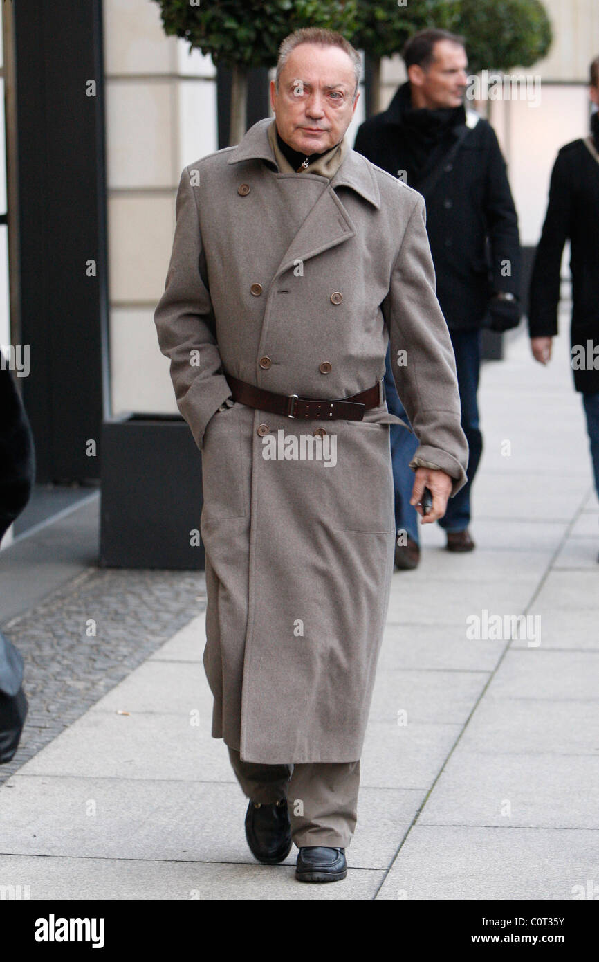 Udo Kier indossando un esercito russo cappotto di stile mentre lo shopping  a Friedrichstrasse Berlino, Germania - 06.12.08 Foto stock - Alamy