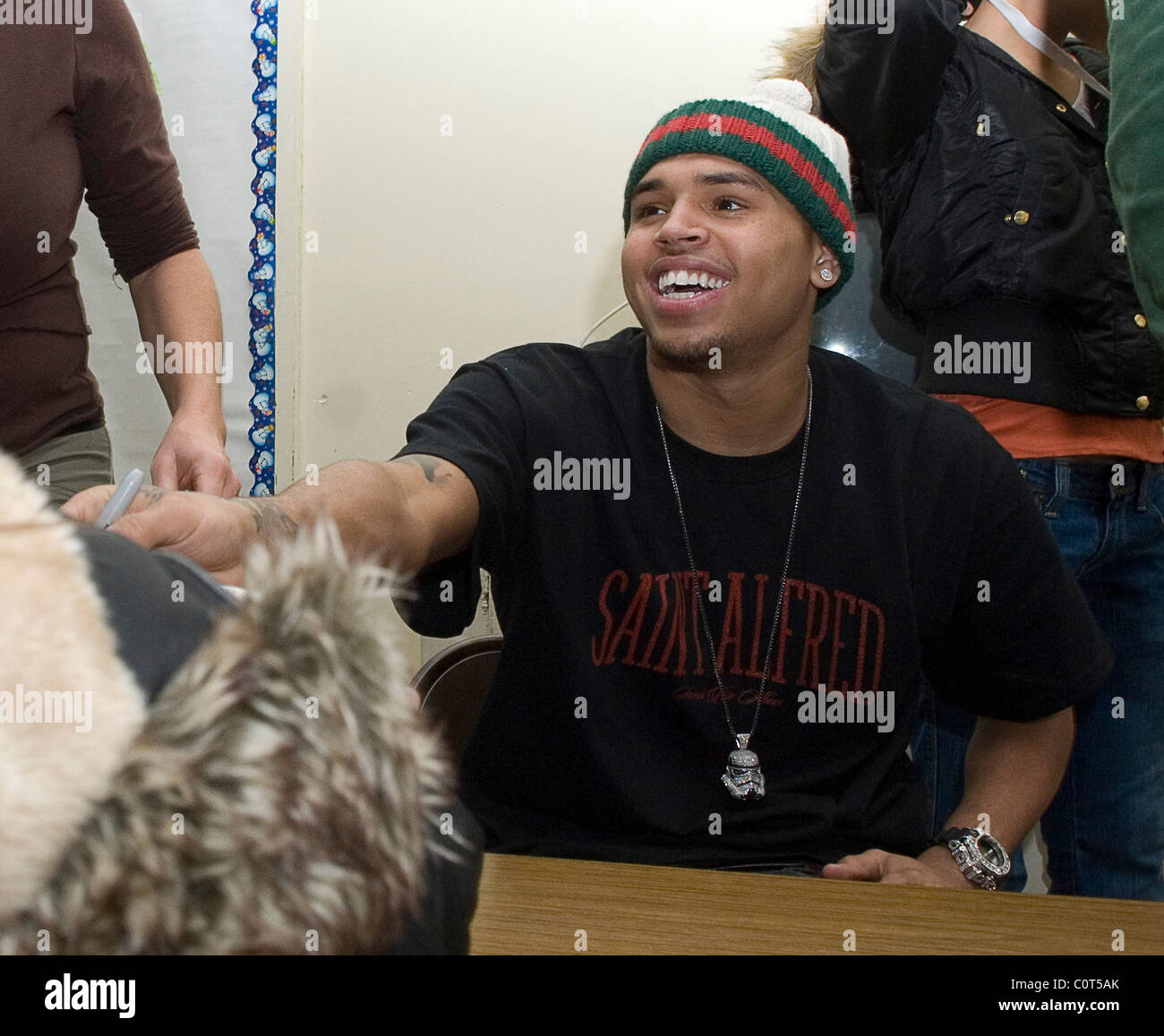 Chris Brown segni di DVD a un giocattolo drive in aiuto dei Tappahanock centro per l'infanzia Tappahanock, Virginia - 21.12.08 Tommy Foto Stock