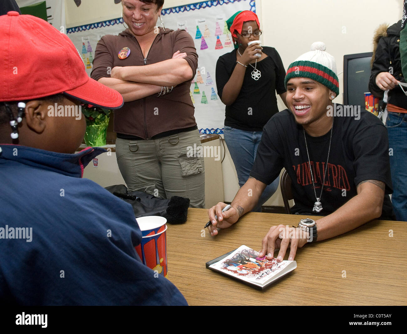 Chris Brown segni di DVD a un giocattolo drive in aiuto dei Tappahanock centro per l'infanzia Tappahanock, Virginia - 21.12.08 Tommy Foto Stock
