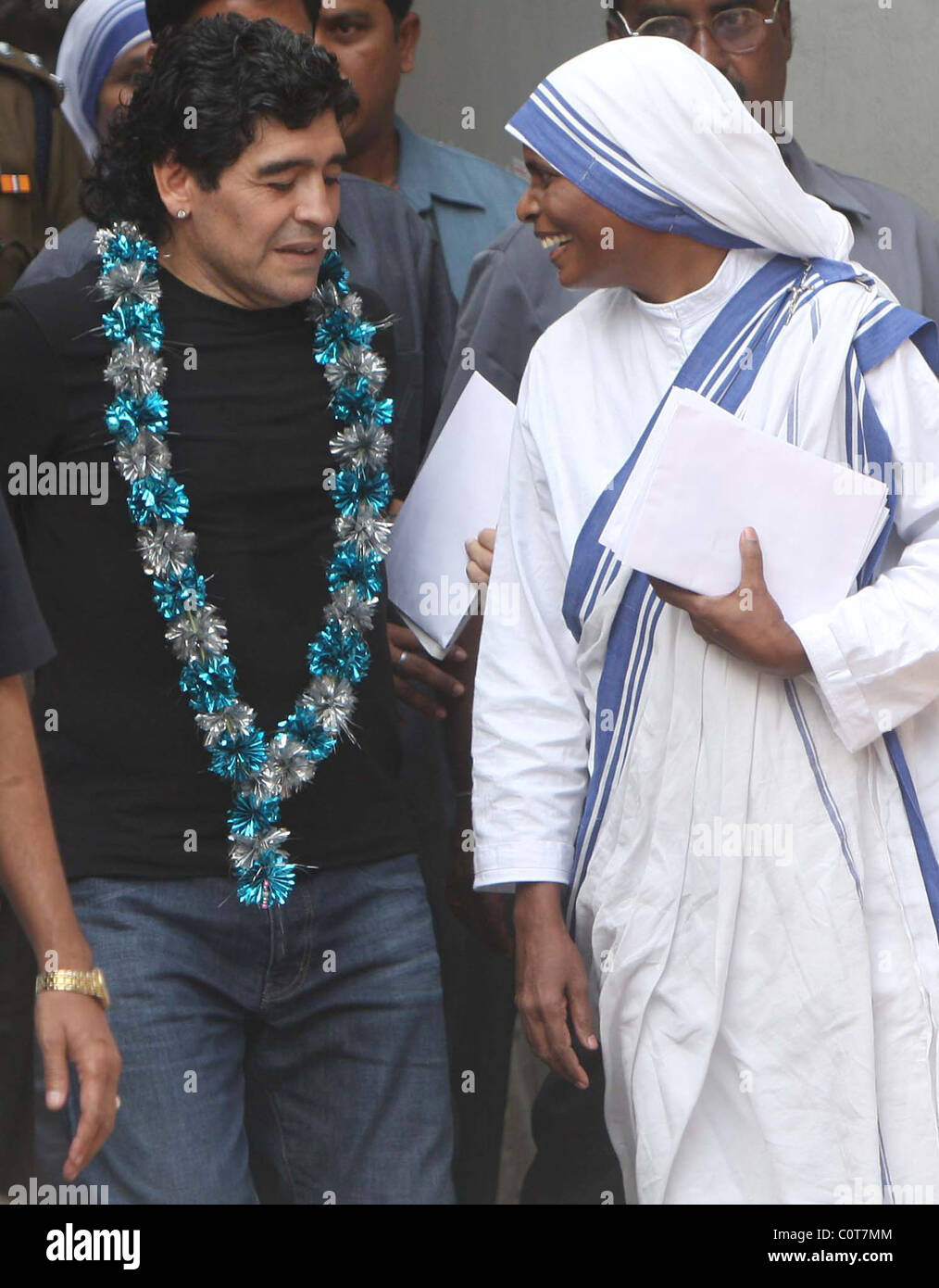 Il calcio argentino leggenda Diego Maradona visite Missionarie della Carità, un cattolico romano ordine religioso stabilito dal Foto Stock