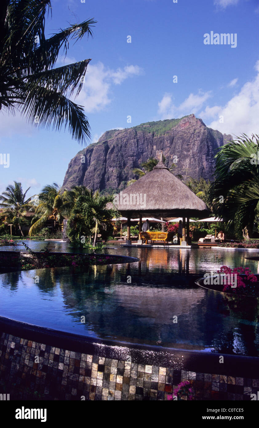 Morne Brabant, dietro una delle aree della piscina del Le Pavillons Hotel. La Morne Peninsular. Maurizio. Foto Stock