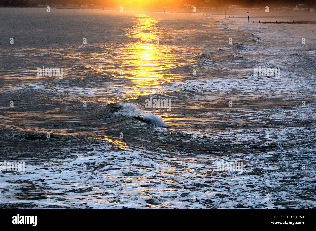 Il sole d'inverno sulle onde,Bournemouth Dorset England Regno Unito Foto Stock