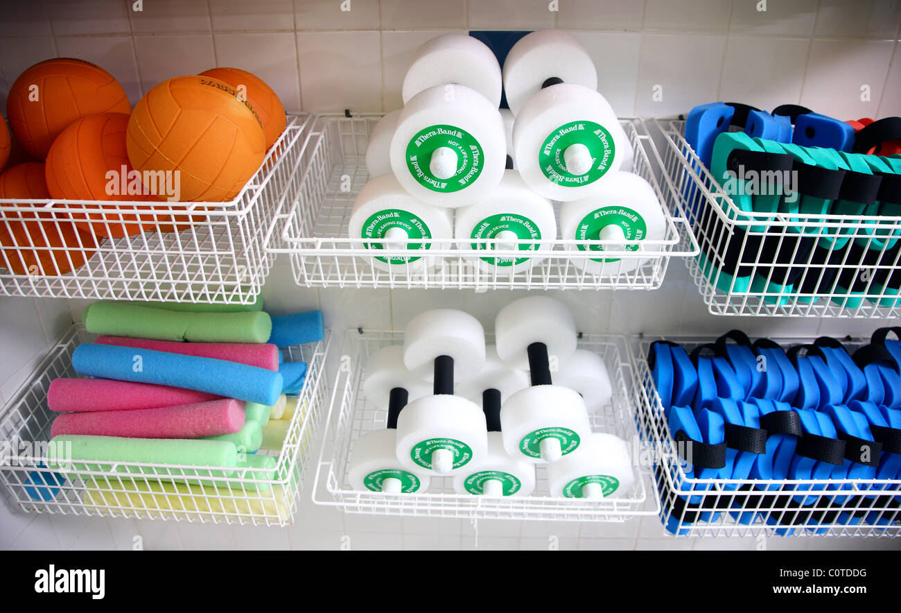 Utensili ed accessori per ginnastica in acqua, aqua fitness. Foto Stock