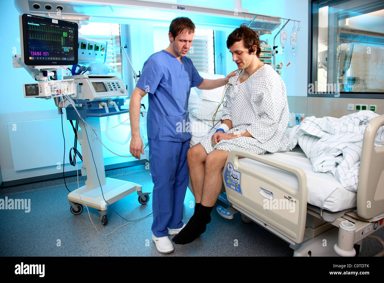 Unità di terapia intensiva di un ospedale. Un paziente è collegato a diversi sistemi di sostegno della vita. Foto Stock