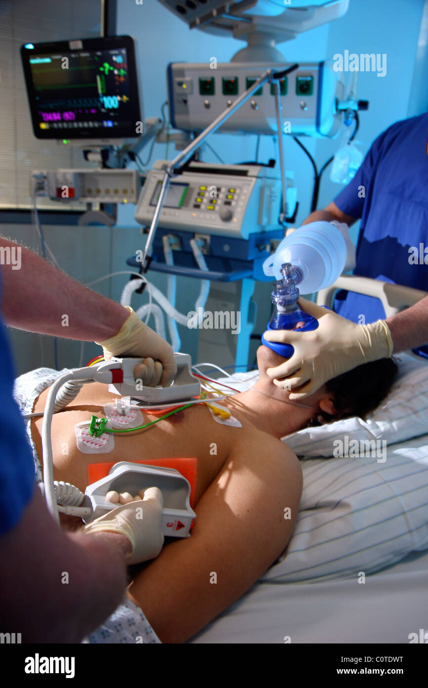 Unità di terapia intensiva di un ospedale. Un paziente è collegato a diversi sistemi di sostegno della vita. Foto Stock
