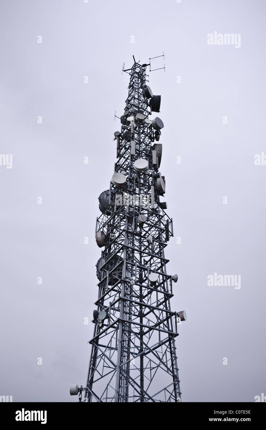 Montante di telecomunicazioni &telefono mobile trasmettitore Foto Stock