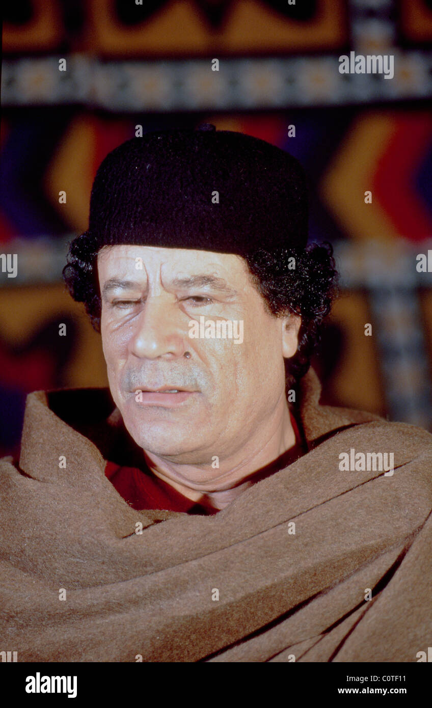 Il Presidente libico Muammar Gheddafi durante un colloquio nella sua tenda a sua città natale di Sirte. Fotografia di Barry Iverson Foto Stock