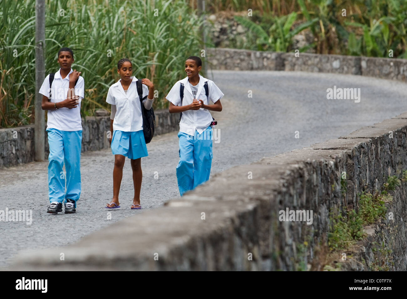 I bambini a casa a piedi dalla scuola vicino a Paolo, Santo Antao isola, Capo Verde su Mercoledì 12 Gennaio, 2011. Foto Stock