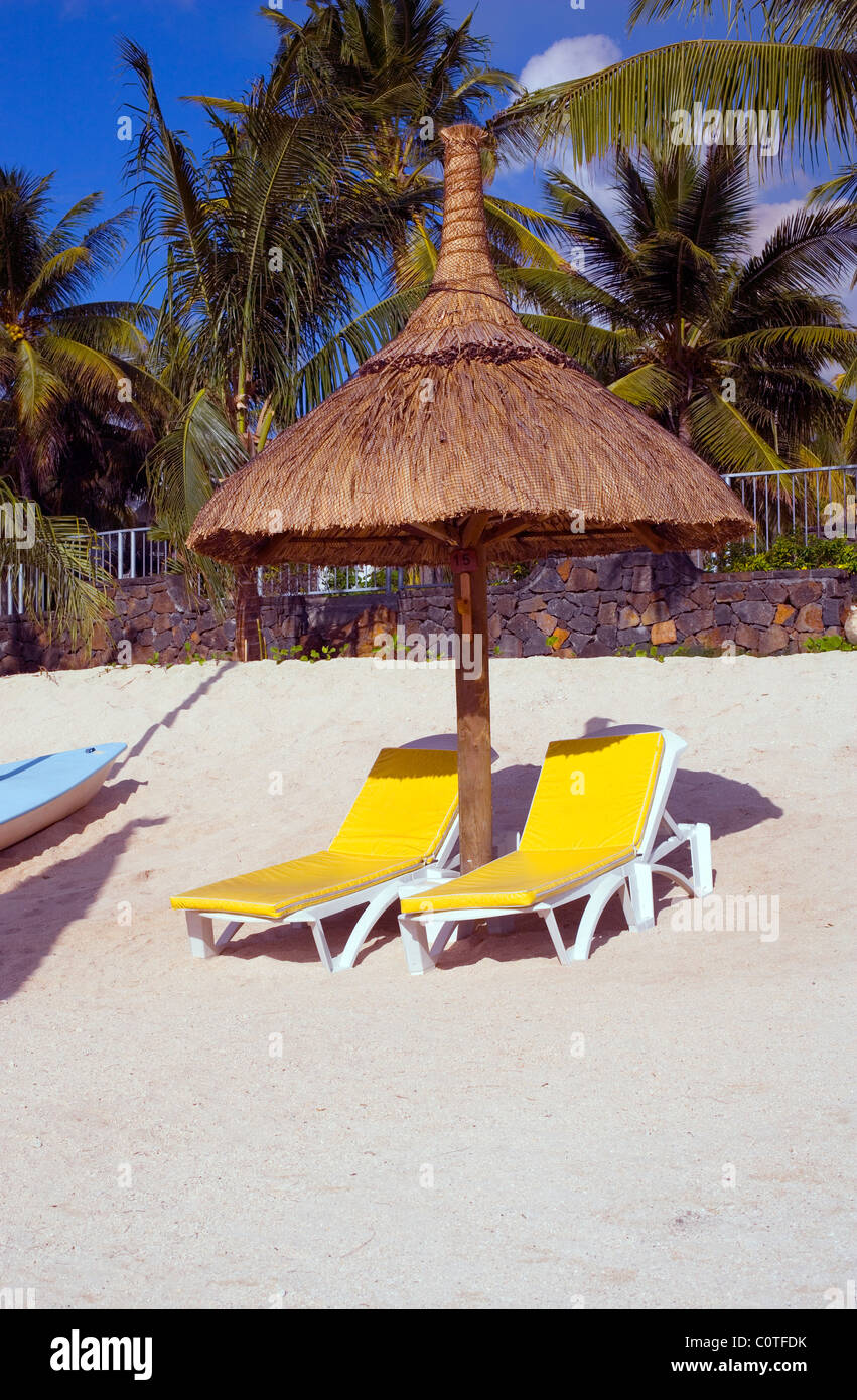 Mauritius vacanze in spiaggia sdraio e paglia sun-ombra Foto Stock