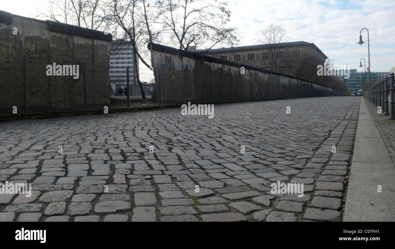 Il muro di Berlino il colpo da un angolo basso che mostra le pietre ciottoli Foto Stock