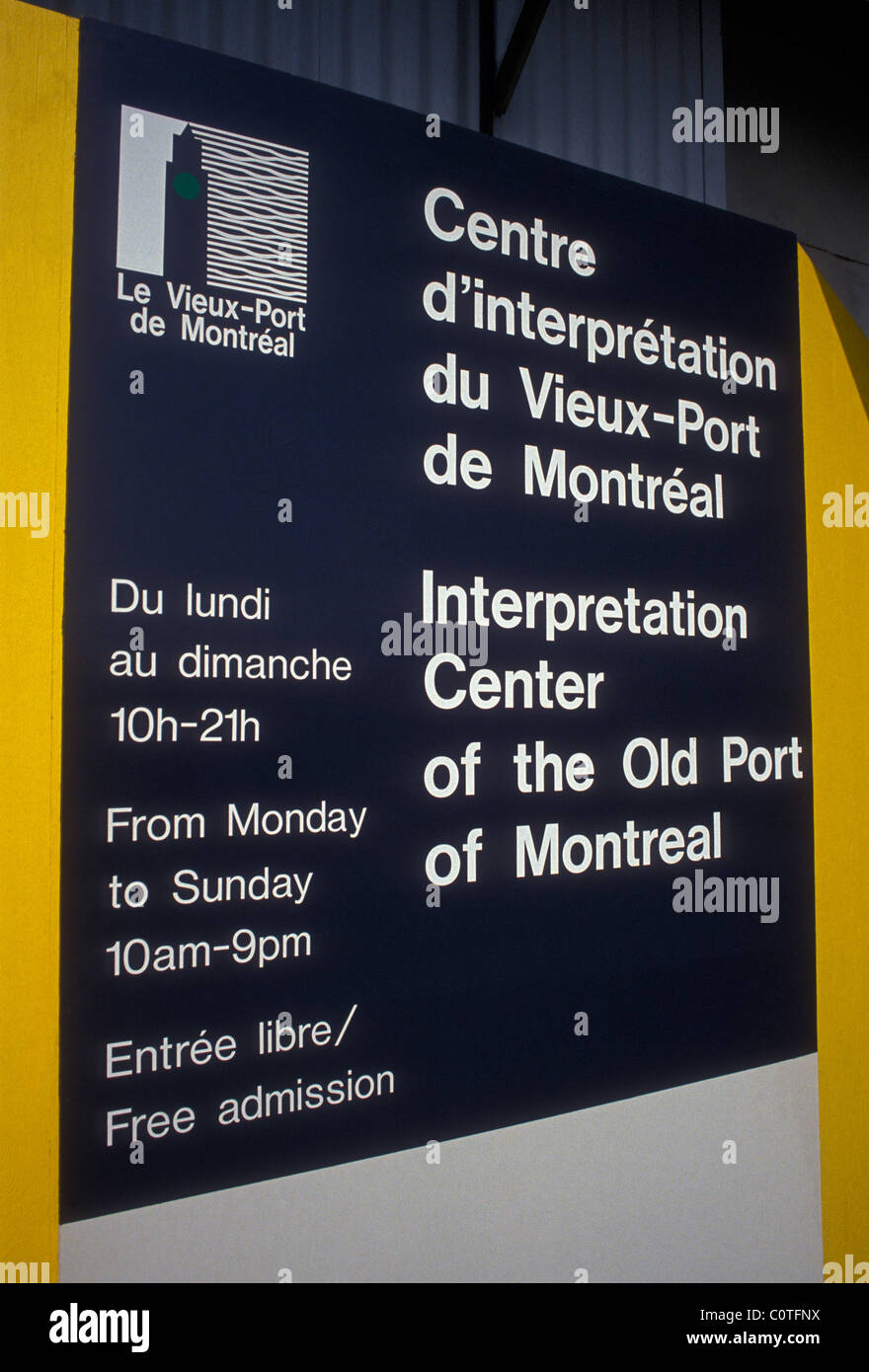 Cartello bilingue, centro di interpretazione del Vecchio Porto di Montreal, Porto Vecchio, città di Montreal, Provincia di Quebec, Canada, America del Nord Foto Stock