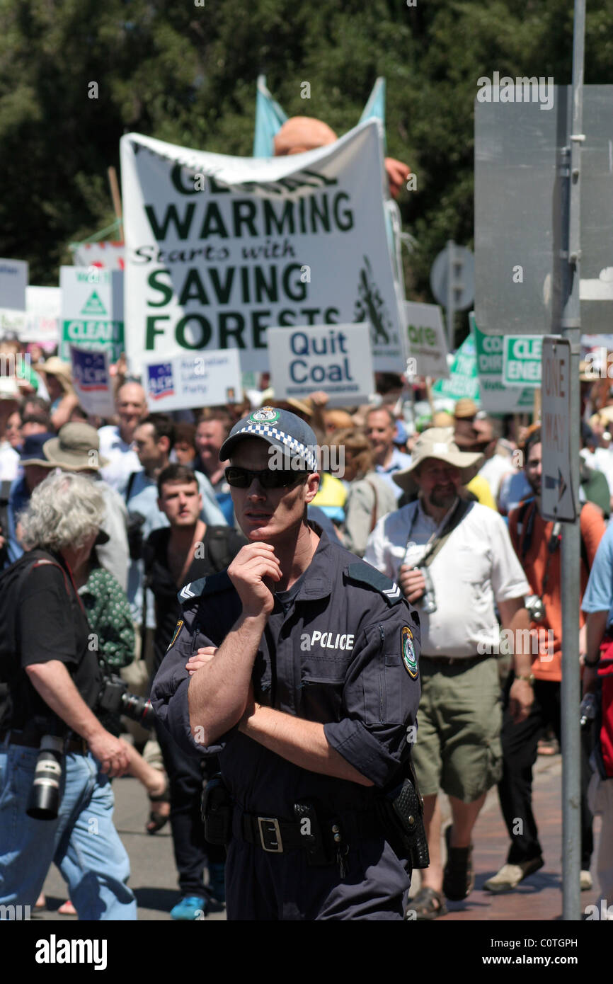 La polizia partecipare alla Passeggiata contro il riscaldamento di protesta svoltasi nel dominio, Sydney, Nuovo Galles del Sud, Australia, 11 novembre 2007 Foto Stock