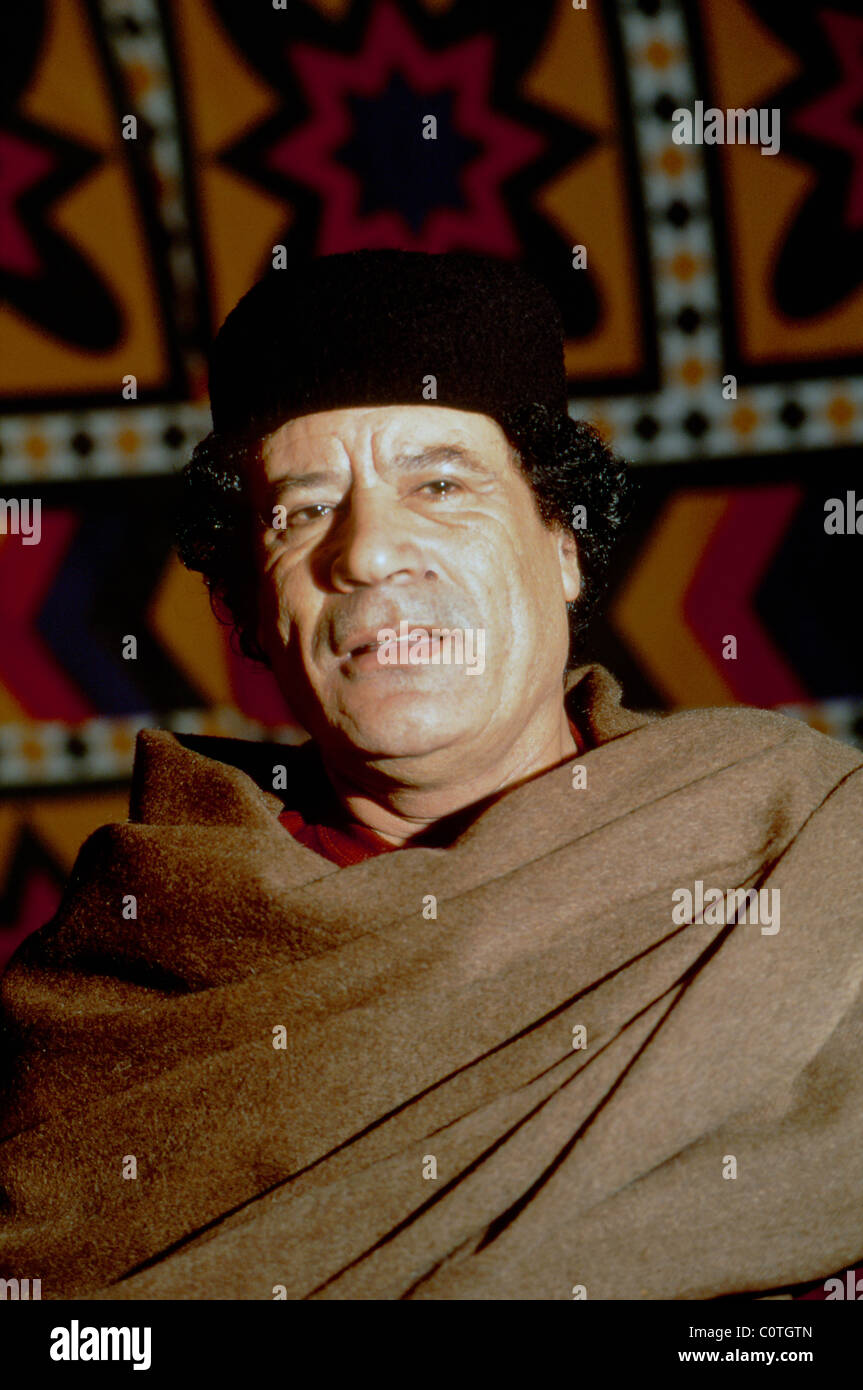 Il Presidente libico Muammar Gheddafi durante un colloquio nella sua tenda a sua città natale di Sirte. Foto Stock