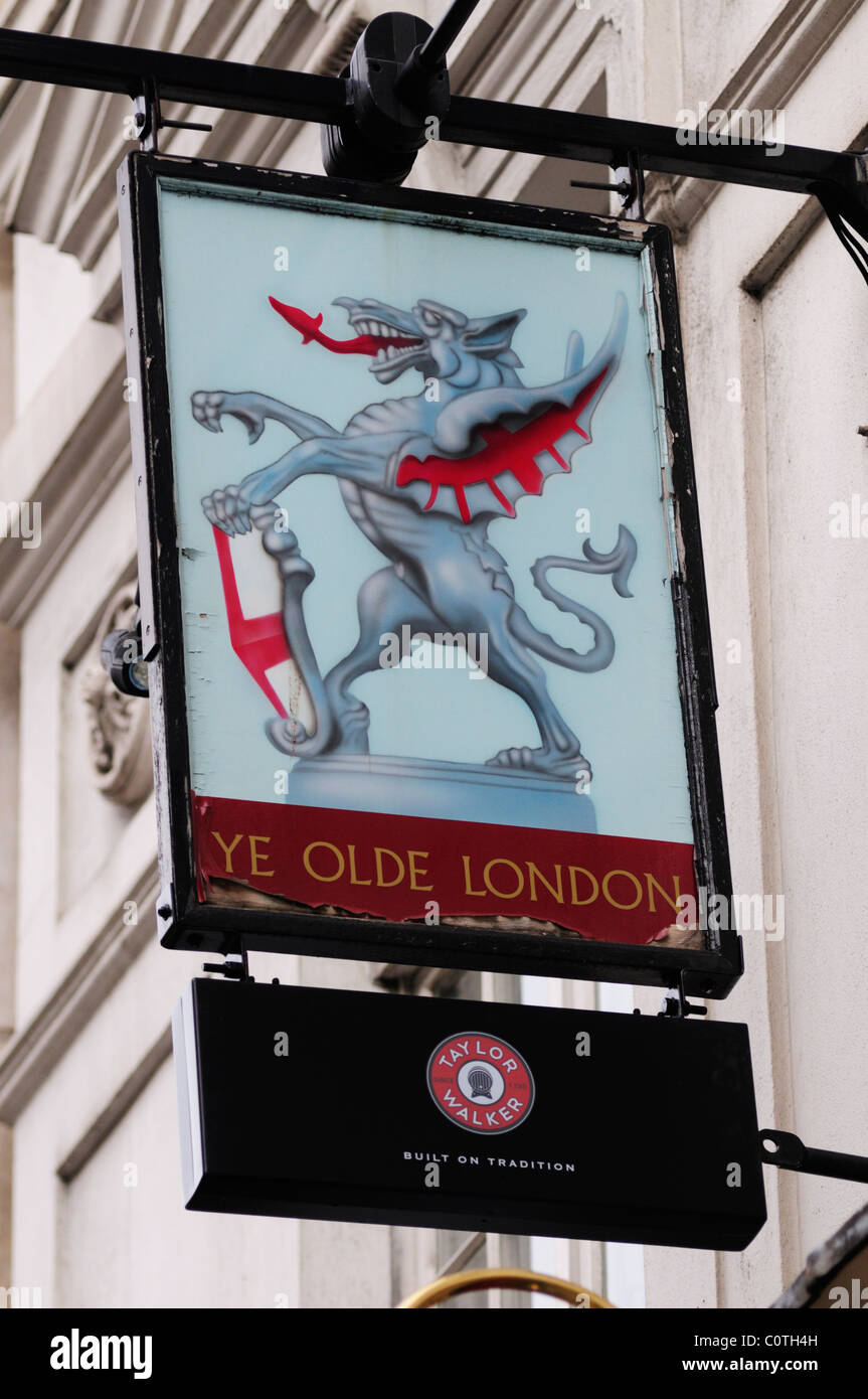 Ye Olde London pub segno, Ludgate Hill, London, England, Regno Unito Foto Stock
