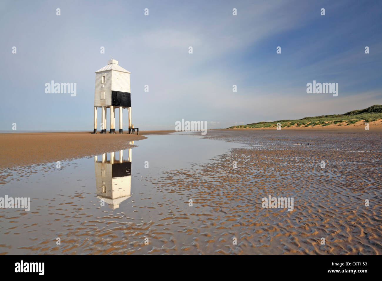 Il faro in legno sulla spiaggia a Burnham on sea Foto Stock