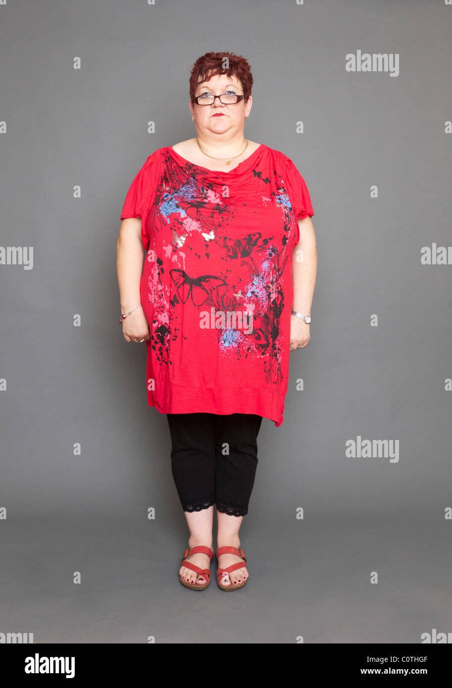Il sovrappeso donna in posizione eretta Foto Stock