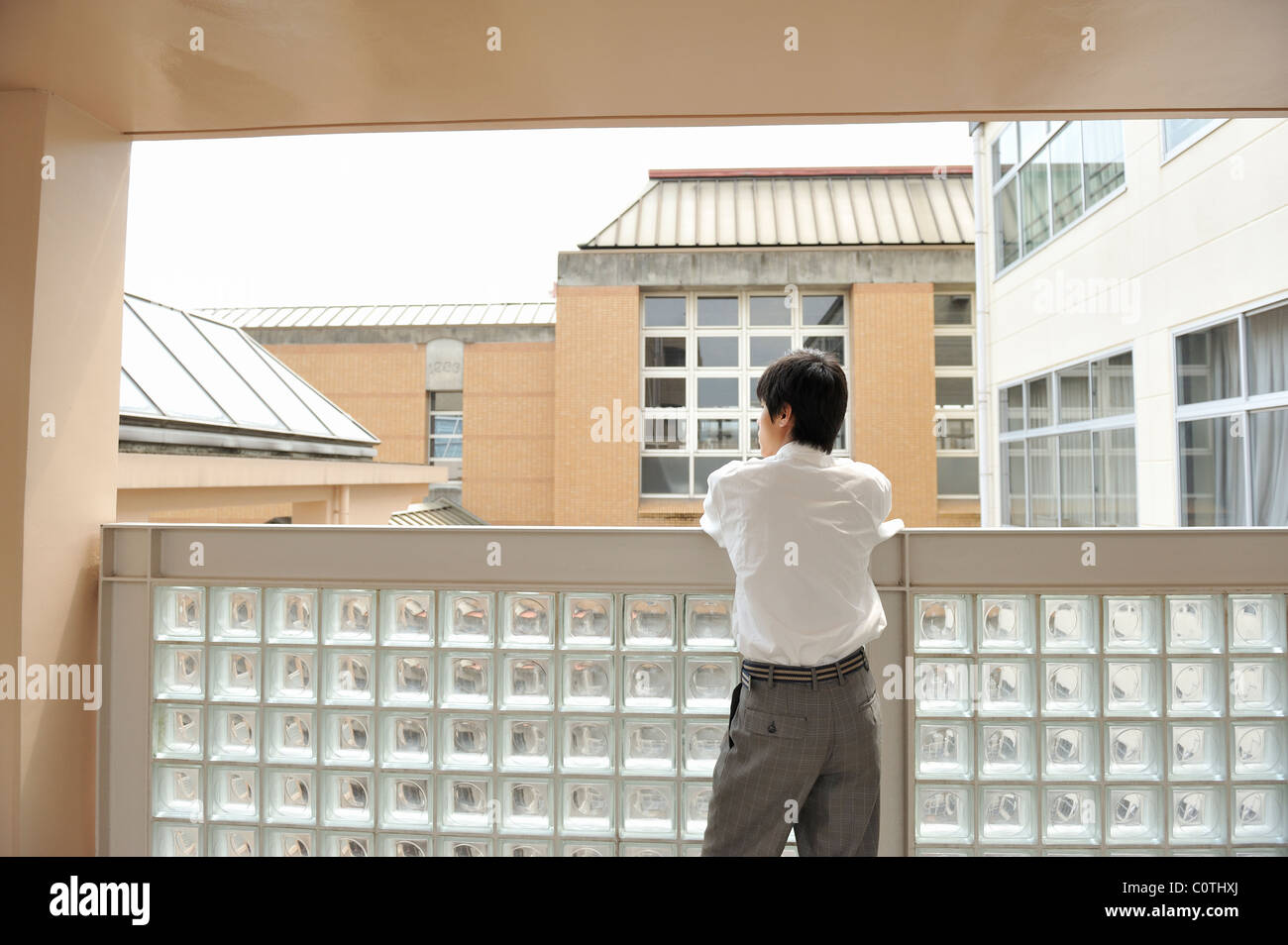 Alta scuola Ragazzo che guarda lontano dal corridoio Foto Stock