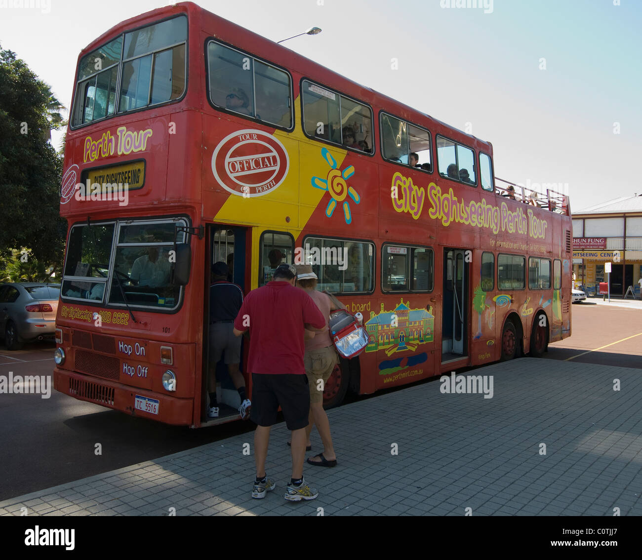 Un paio di turisti di salire a bordo di un autobus a due piani per un tour di Perth in Australia Occidentale. Foto Stock