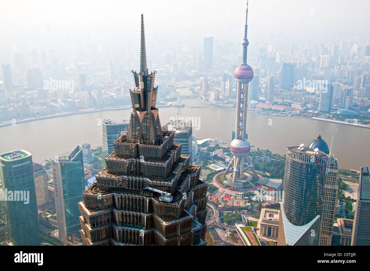 Vista aerea di grattacieli di Shanghai con torre Jinmao e Oriental Pearl TV Tower da Shanghai World Financial Center (SWFC) Foto Stock