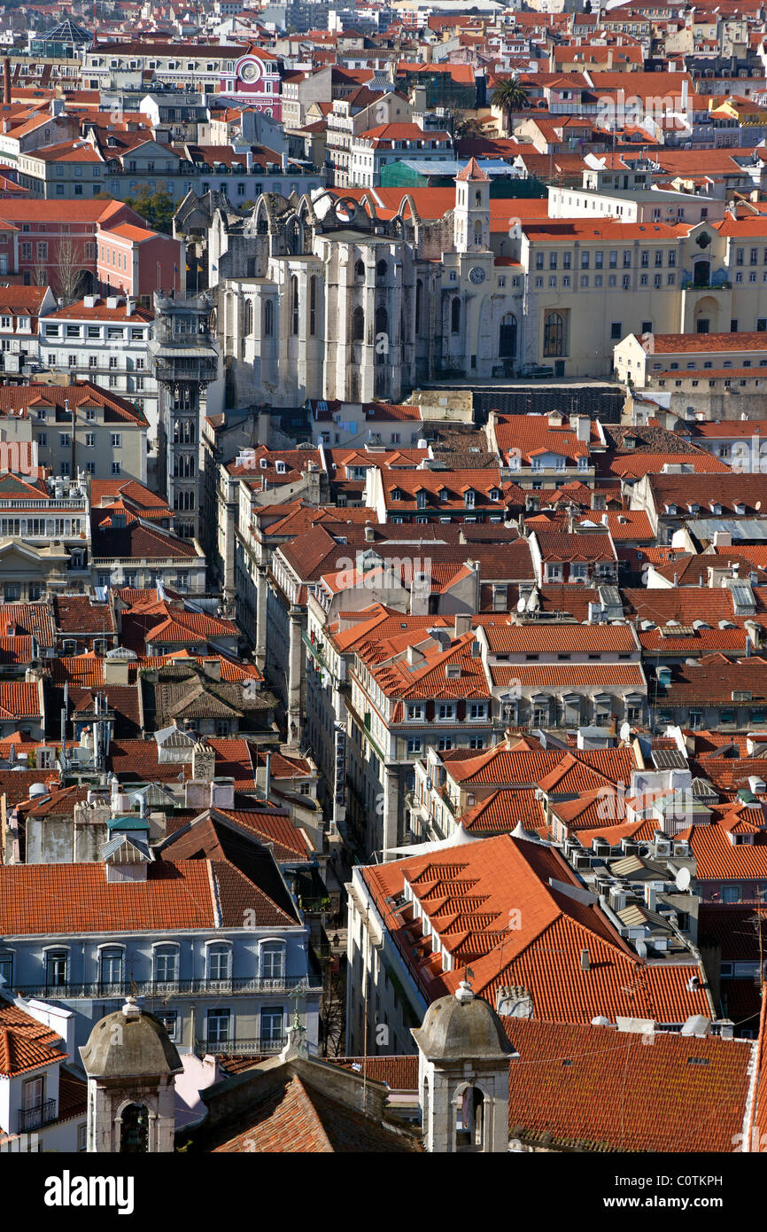 Carmo Convento, Elevador de Santa Justa e i tetti del quartiere di Baixa (centro) di Lisbona, Portogallo. Foto Stock