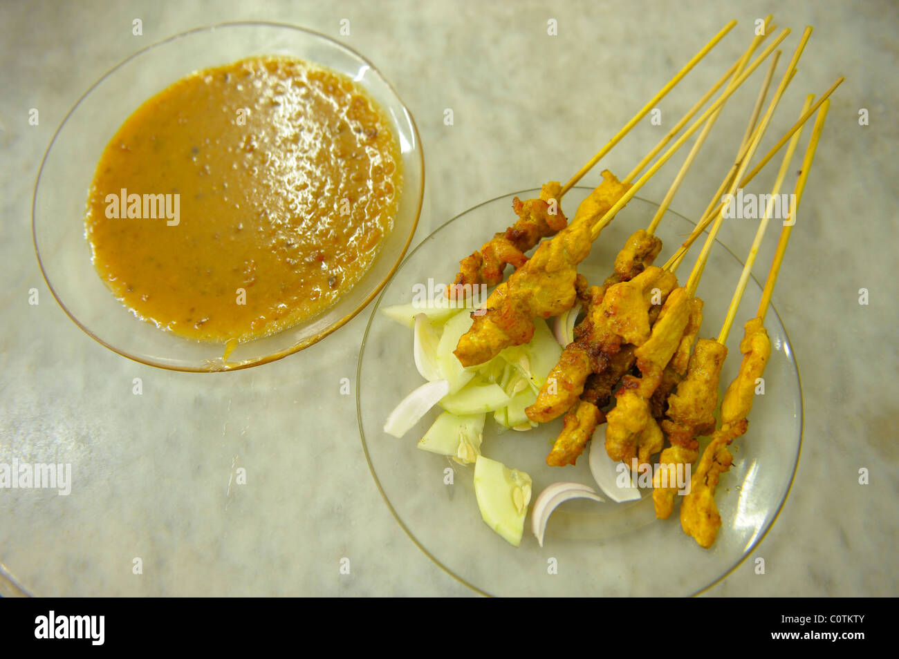 Saté la carne di maiale , di capra e di pollo con arachidi , dip food court , georgetown , penang , Malaysia Foto Stock