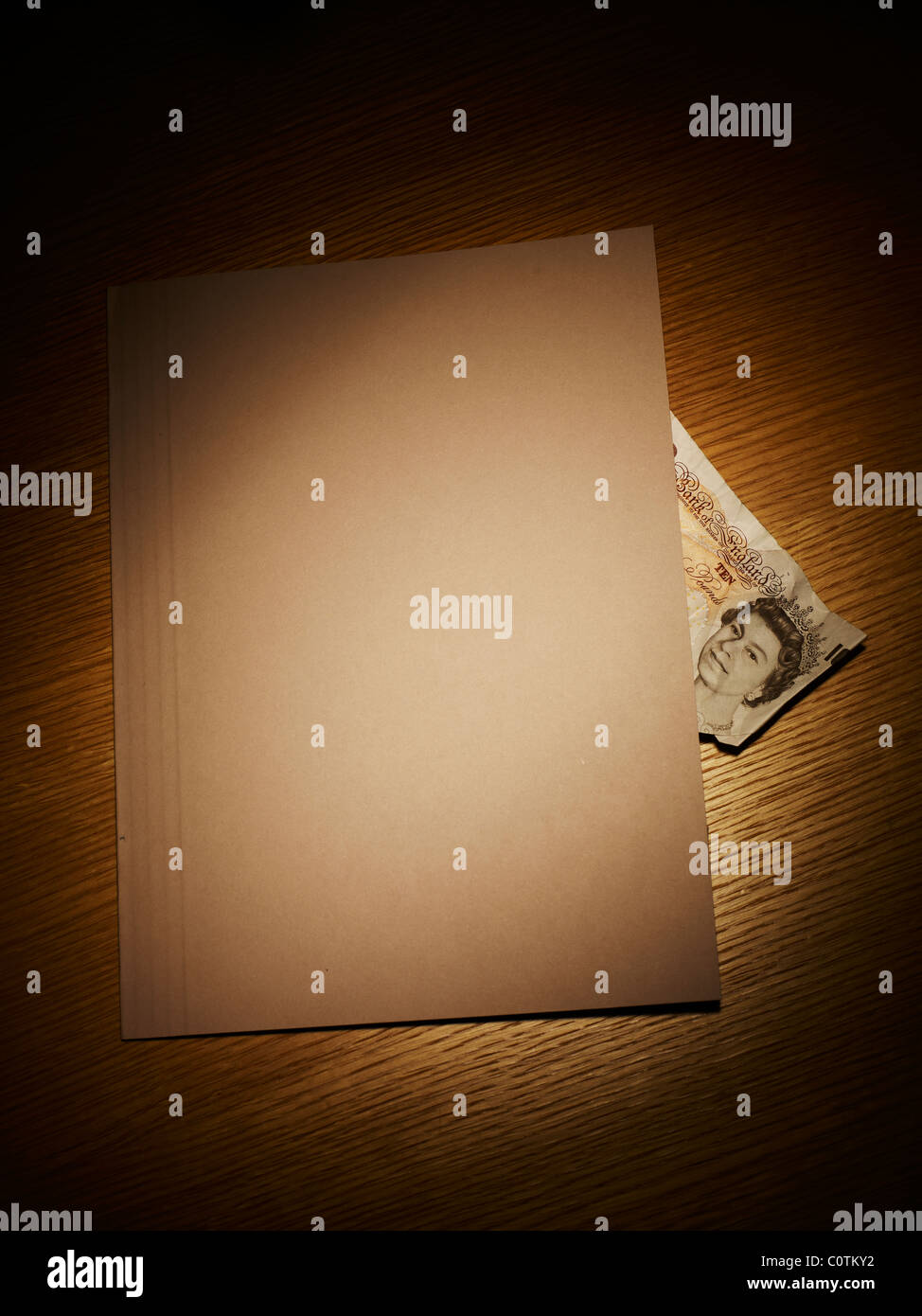 Cartella con un dieci pound nota Foto Stock