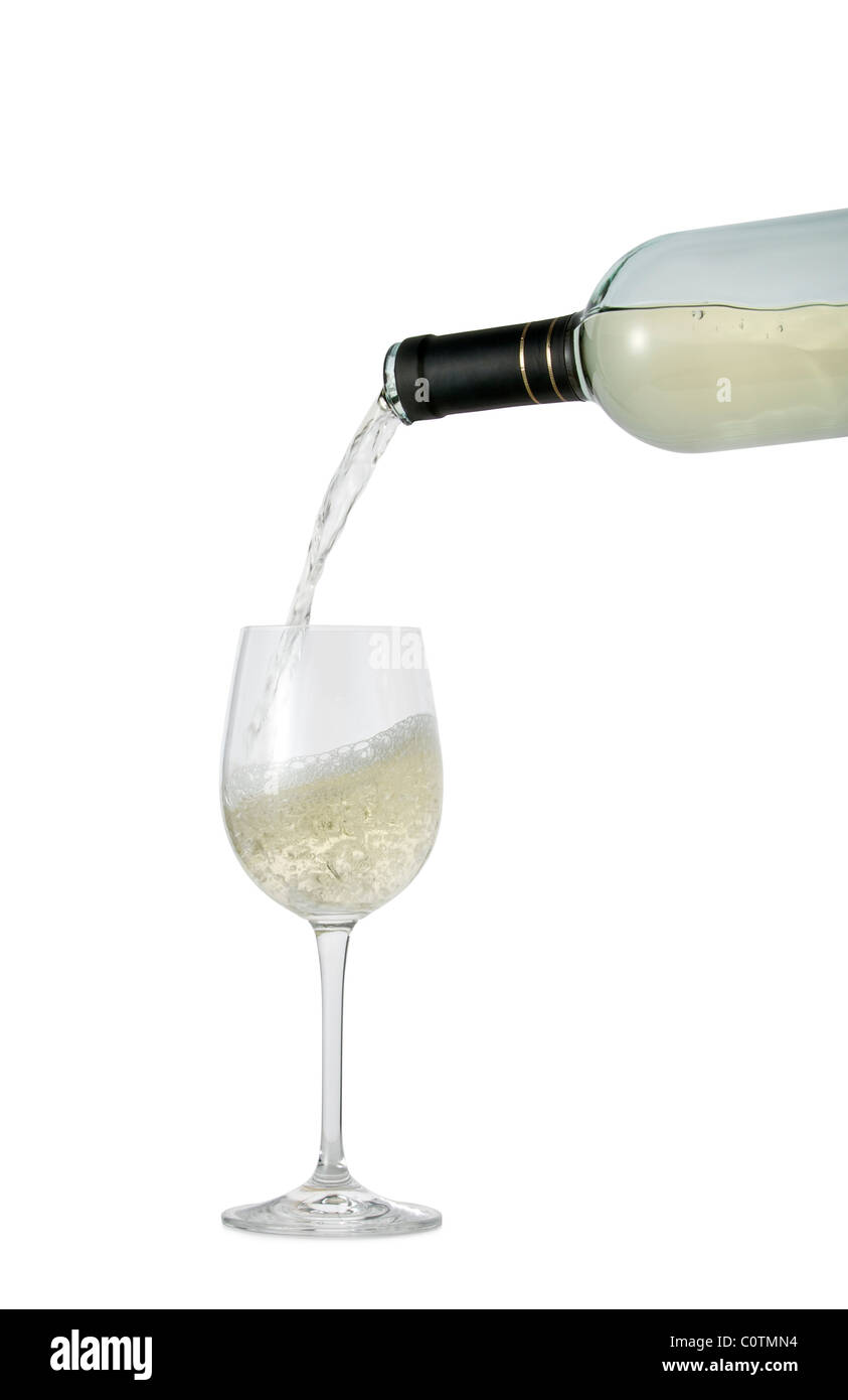 Vino bianco versando in un bicchiere con percorso di esclusione. Foto Stock
