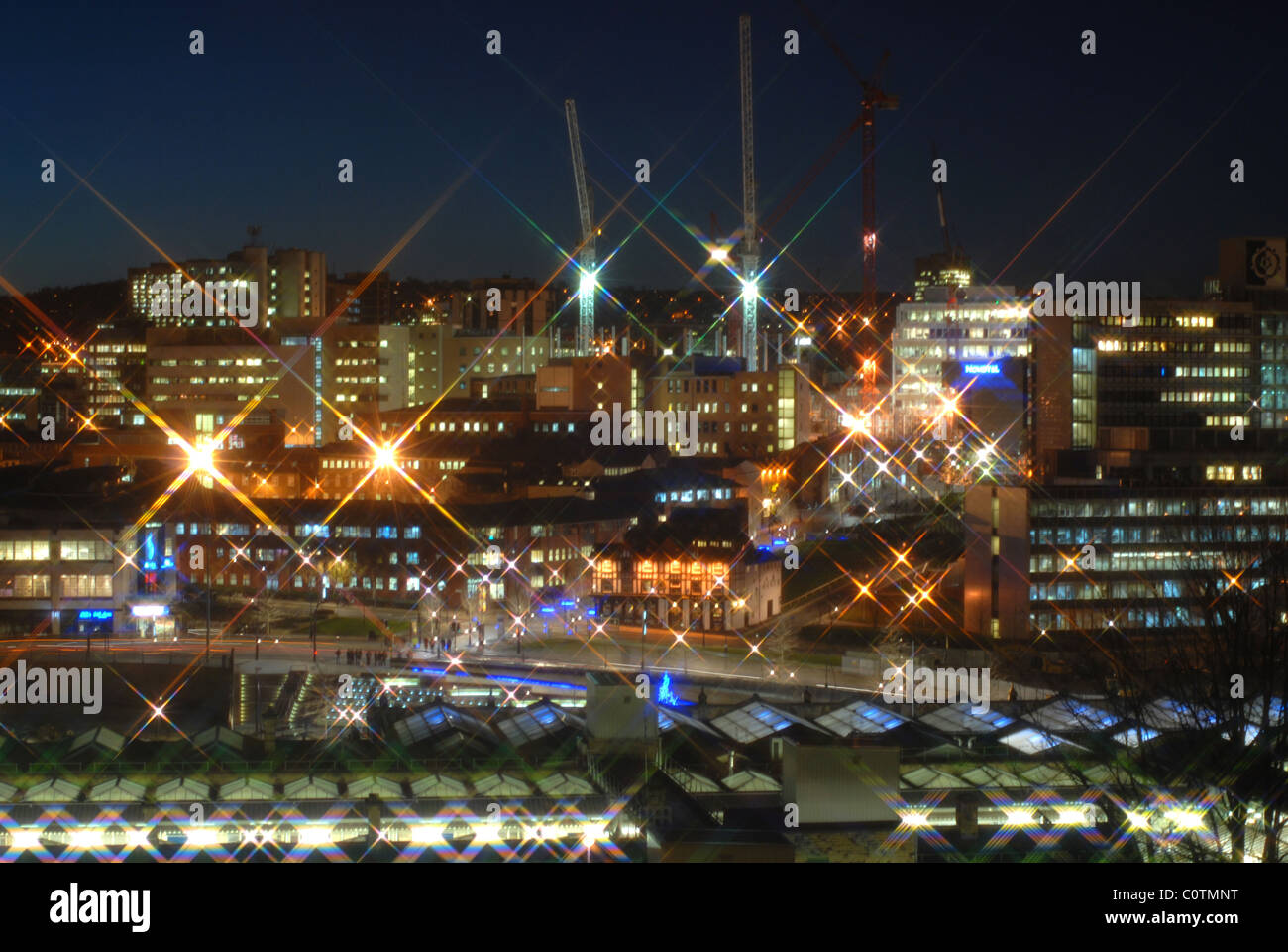 Vista del centro della città di Sheffield skyline da Park Hill di notte Foto Stock
