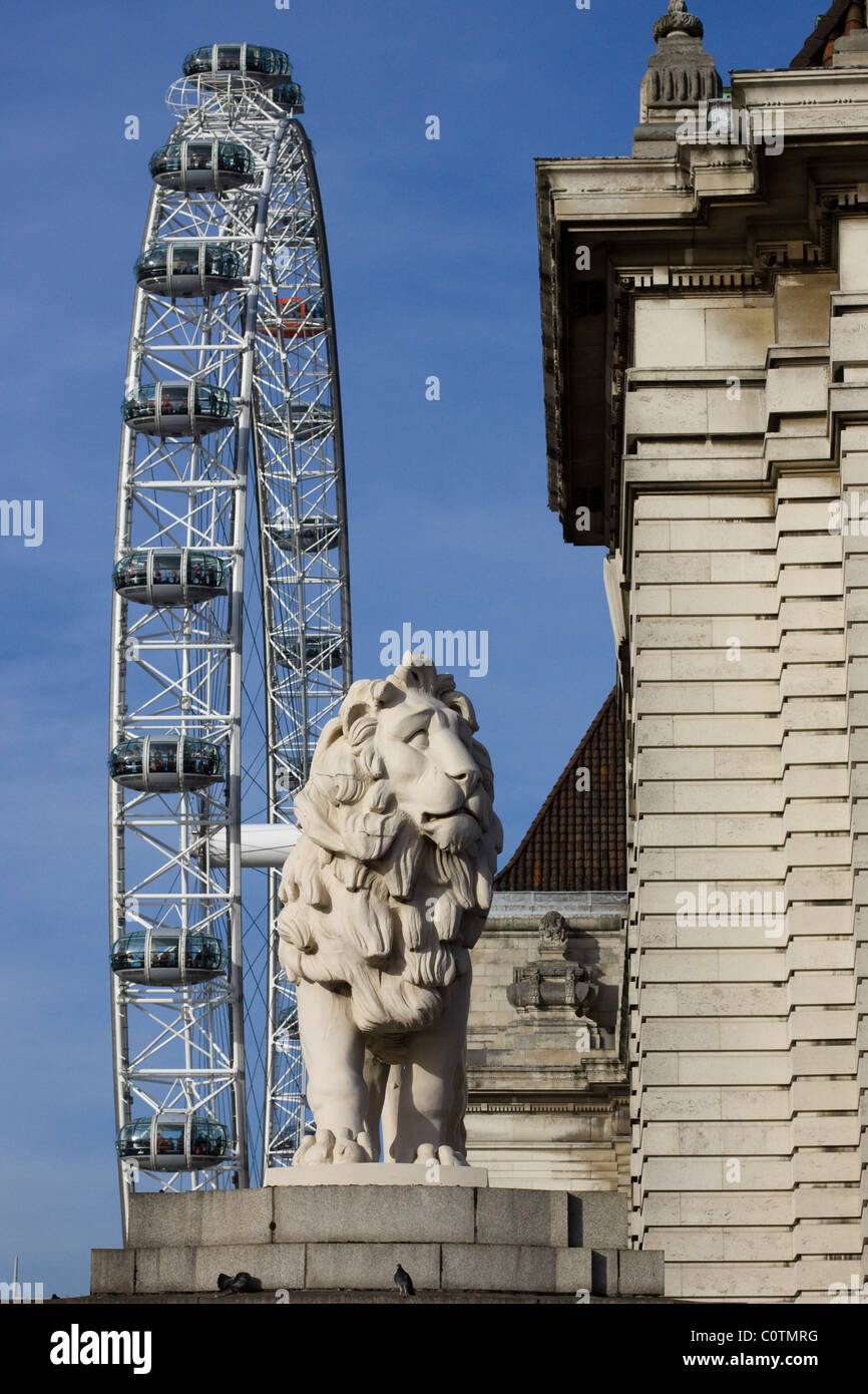Una vista del London Eye sulle rive del fiume Tamigi London City Foto Stock