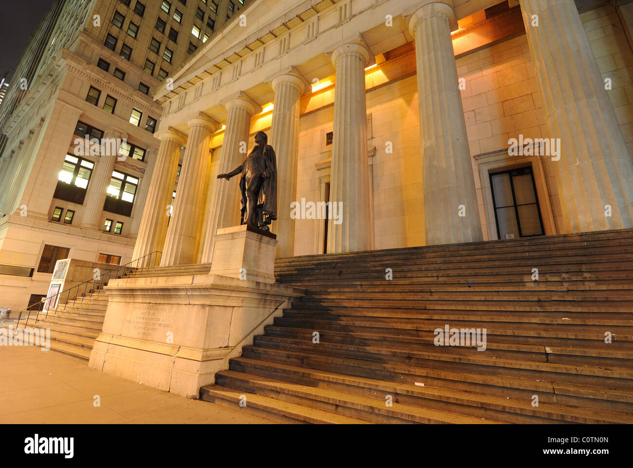 Federal Hall, la prima capitale degli Stati Uniti d'America, nel quartiere finanziario di New York City. Foto Stock