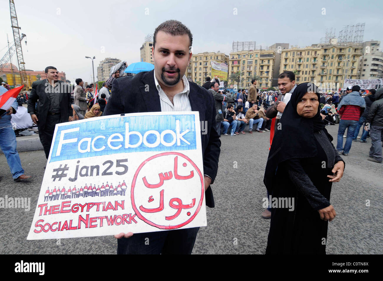 Anti-Mubarak protester tenendo un cartello lodando Facebook per aiutare ad organizzare la protesta in piazza Tahrir al Cairo, Egitto. Foto Stock