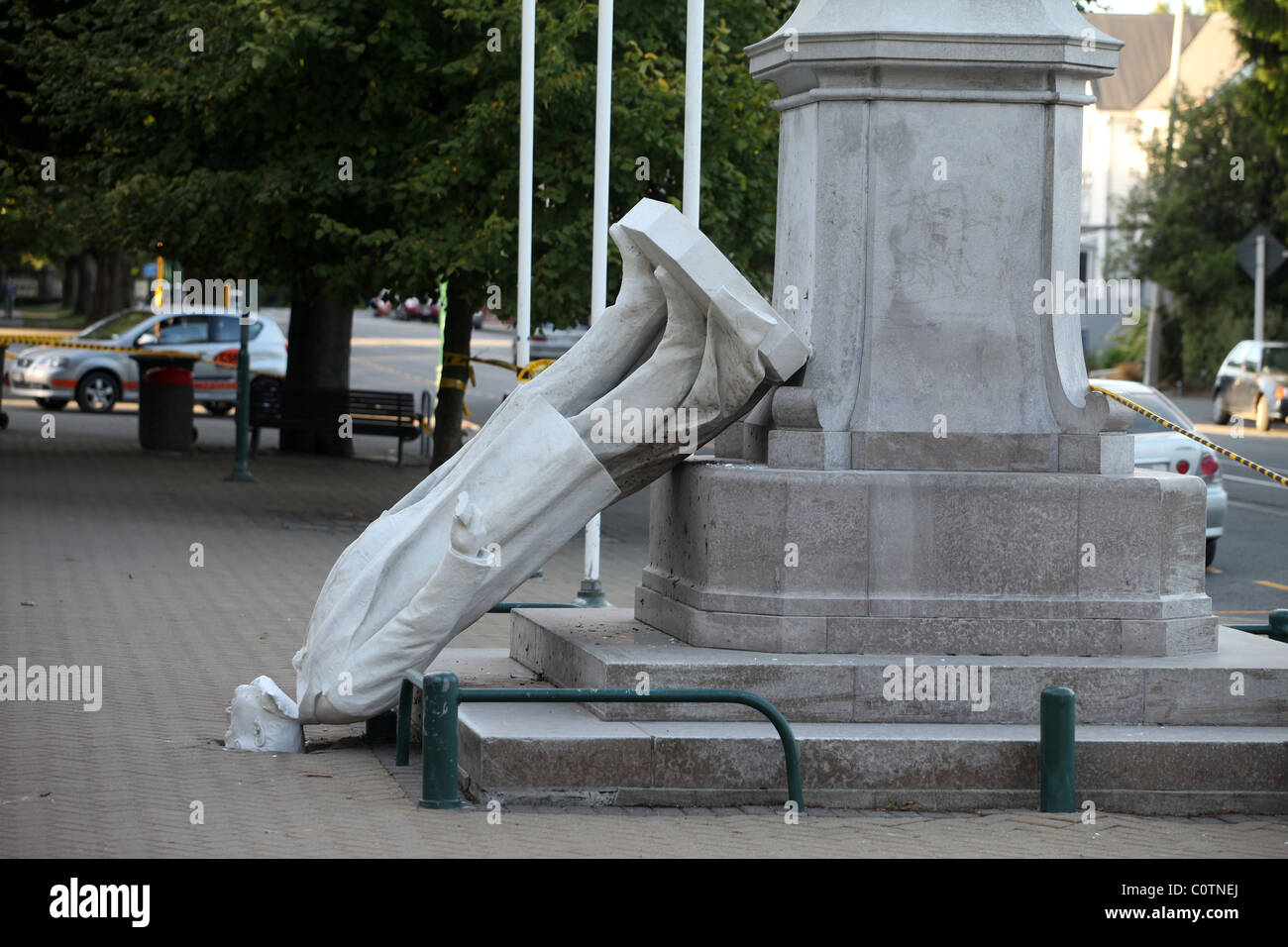 Caduto statua di William Rollestone MP di fronte al Museo di Canterbury, Christchurch, dopo il 6.3 terremoto di magnitudine Foto Stock