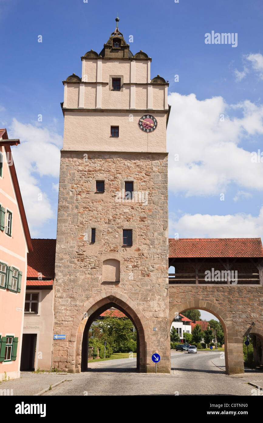 Dinkelsbühl, Baviera, Germania. Nordlingentor Nordlingen torre di Porta e vecchie mura della città in epoca medievale Altstadt sulla Strada Romantica Foto Stock