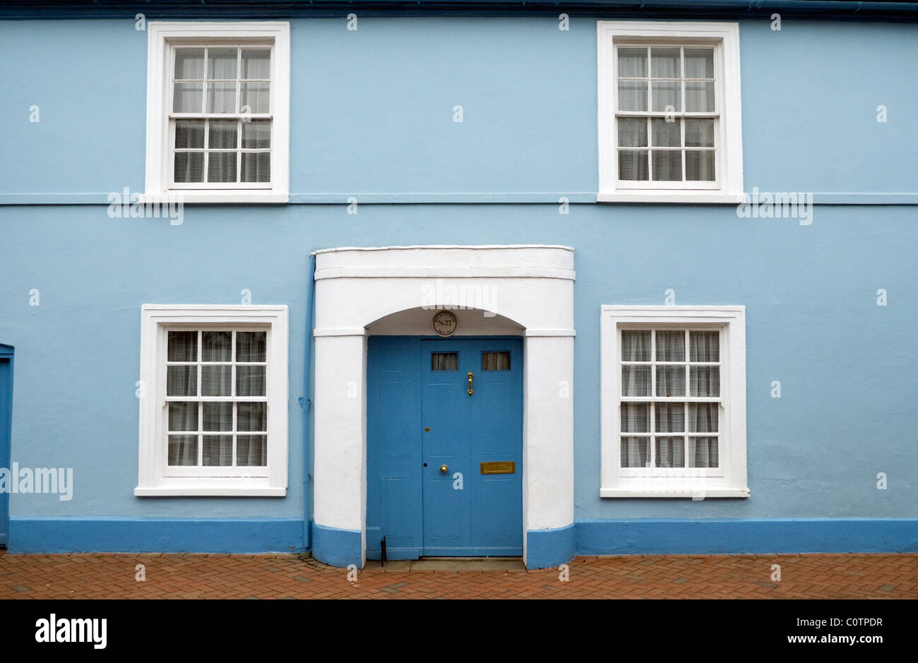 La porta anteriore a un'unica strada in stile georgiano edificio blu in Great Missenden Bucks REGNO UNITO Foto Stock