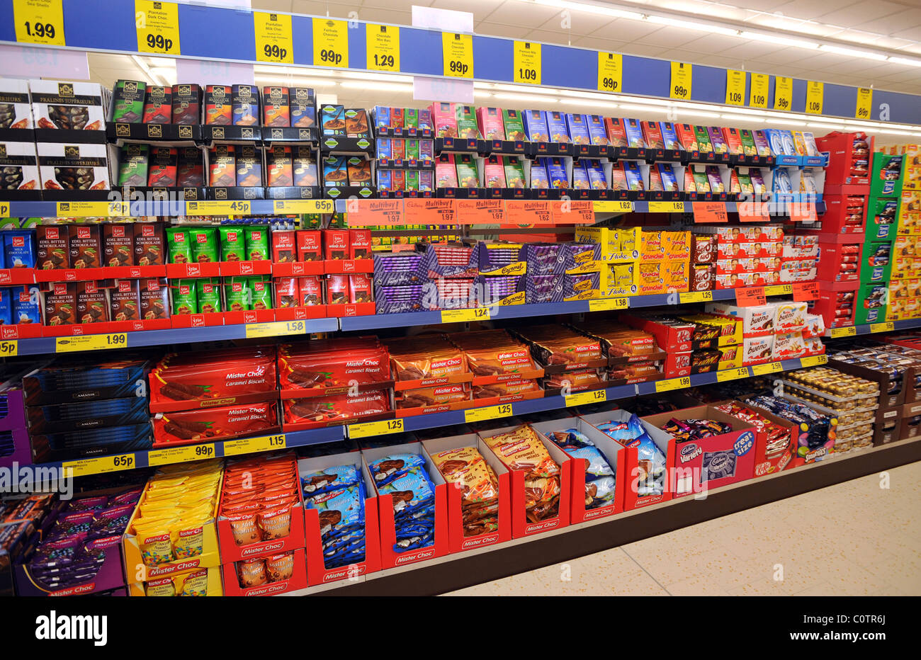 Sconto Lidl supermercato in Newhaven scaffali pieni di barrette di  cioccolato e biscotti da tutto il mondo Foto stock - Alamy