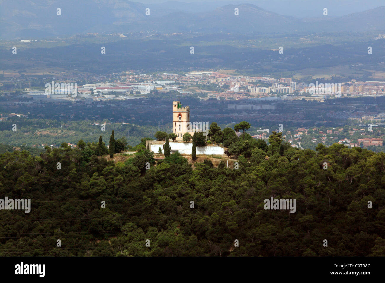 Arial vista dalla cima del tempio de Sagrat Cor sulla cima del monte Tibidabo di Barcellona, in Catalogna, Spagna Foto Stock