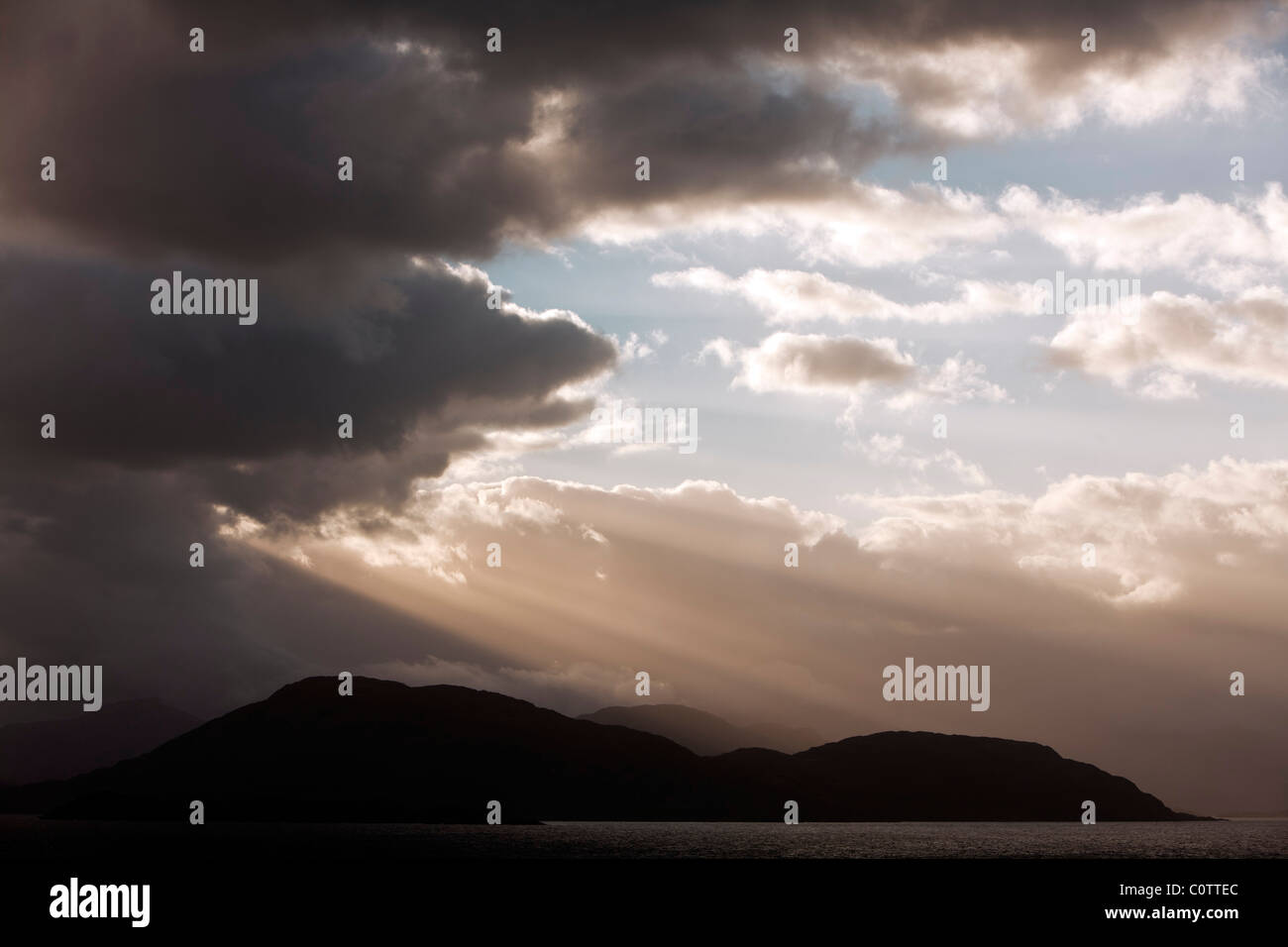 La mattina presto la luce del sole e la tempesta nuvole sopra il cileno di fiordi, Patagonia cilena. Foto Stock
