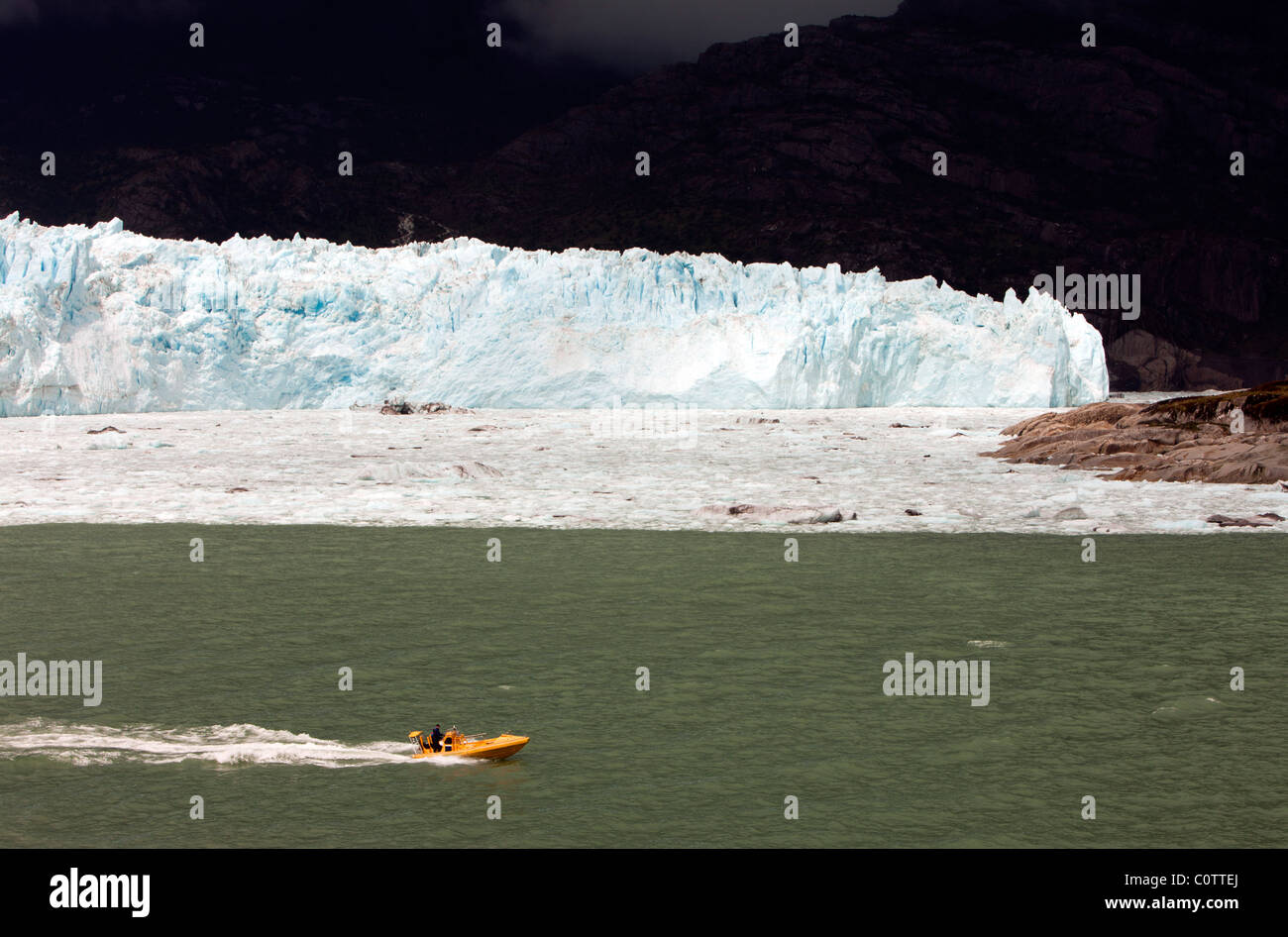 Barca passando il Ghiacciaio Amalia (noto anche come ghiacciaio Skua) in Bernardo O'Higgins National Park, Patagonia, Cile. Foto Stock
