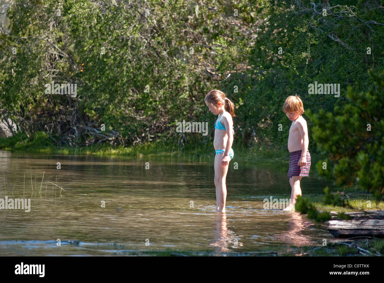I bambini che giocano nel lago Moreno, Patagonia Argentina Foto Stock