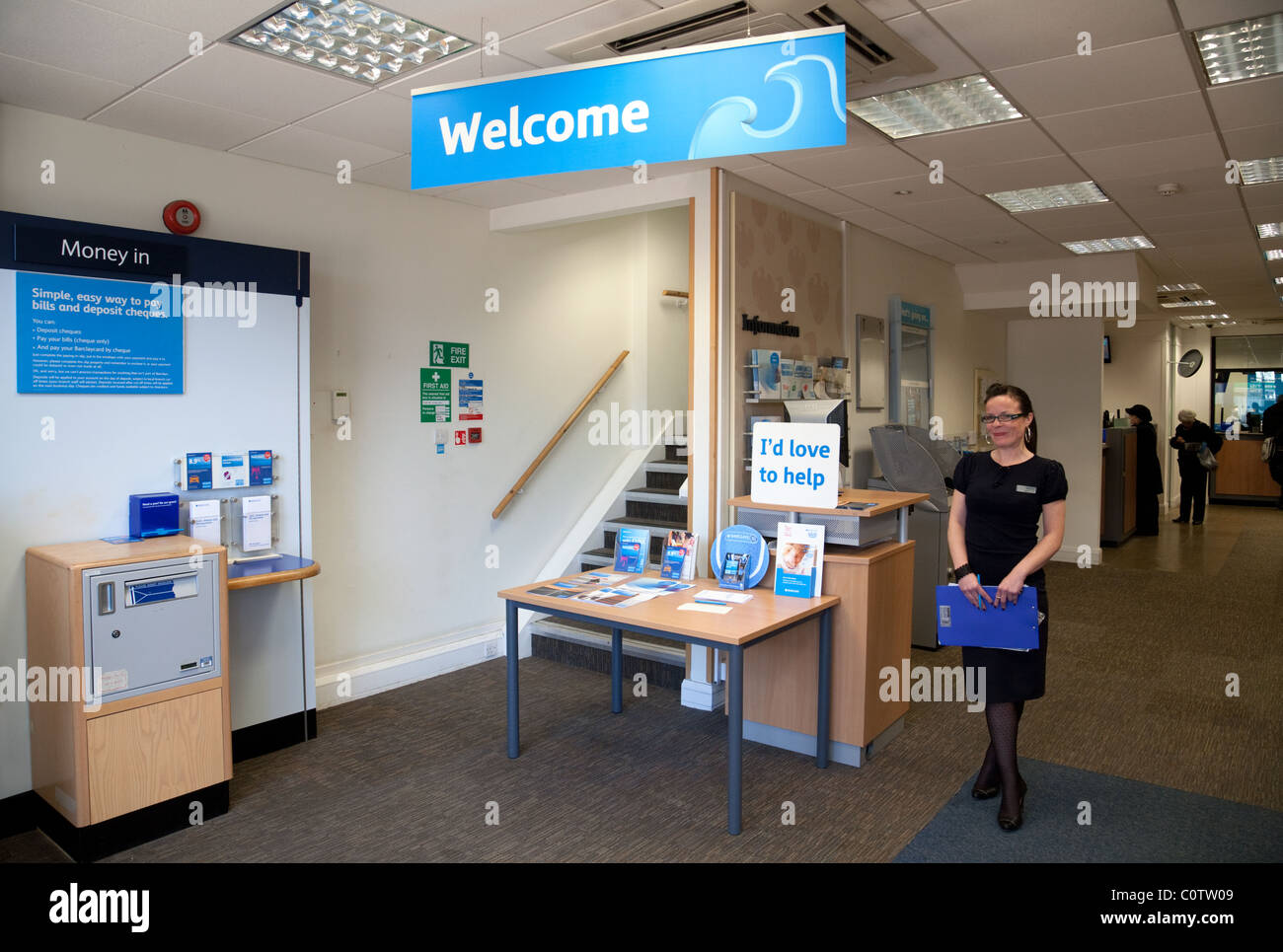 Barclays Bank segno di benvenuto e lo staff di ingresso interno, Bromley, Regno Unito Foto Stock