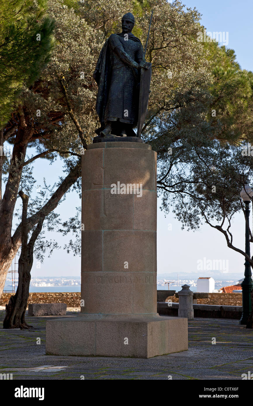 Dom Afonso Henriques statua nella zona di ingresso di Sao Jorge (St. George) Castello di Lisbona, in Portogallo. Foto Stock