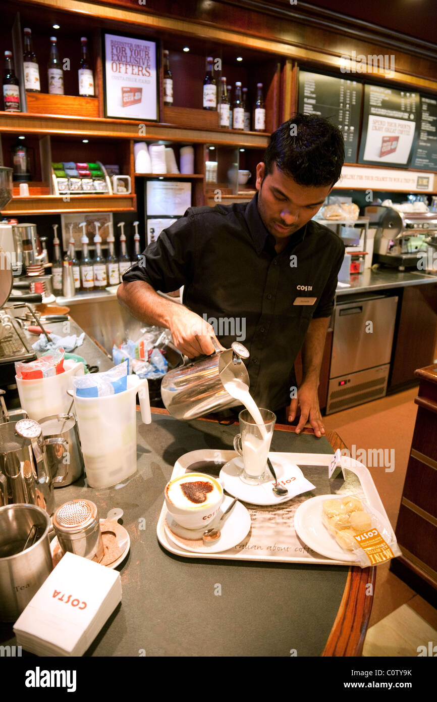 Un barista il caffè, caffè Costa, Bromley, Kent REGNO UNITO Foto Stock