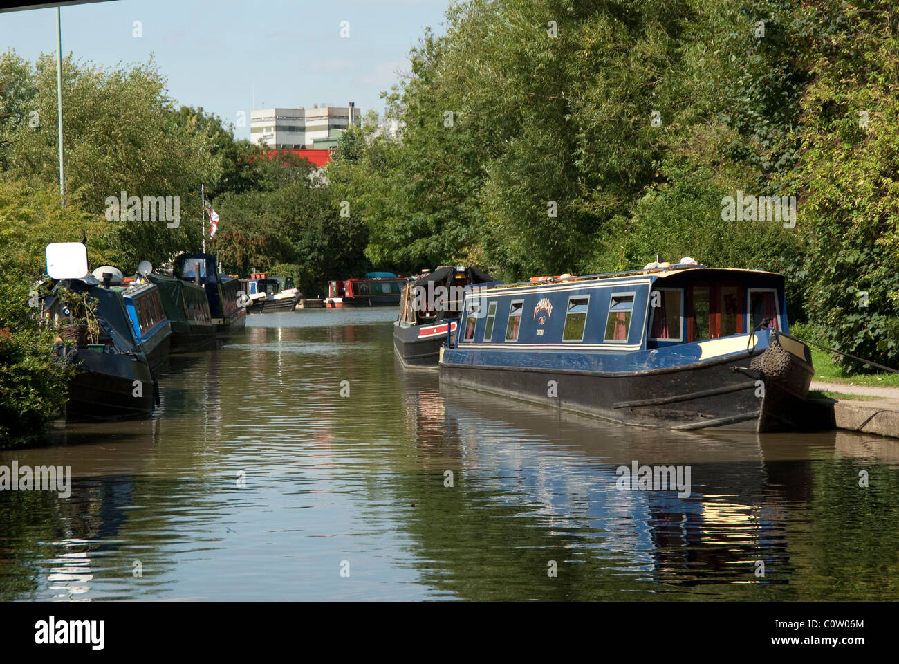 Oxford canal a Banbury con una vista verso la fabbrica Foto Stock