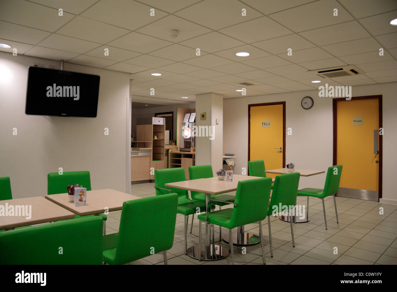 La prima colazione area con posti a sedere all'interno del bilancio Etap hotel (ora rinominato Ibis Bilancio) di Leicester, Regno Unito. Foto Stock