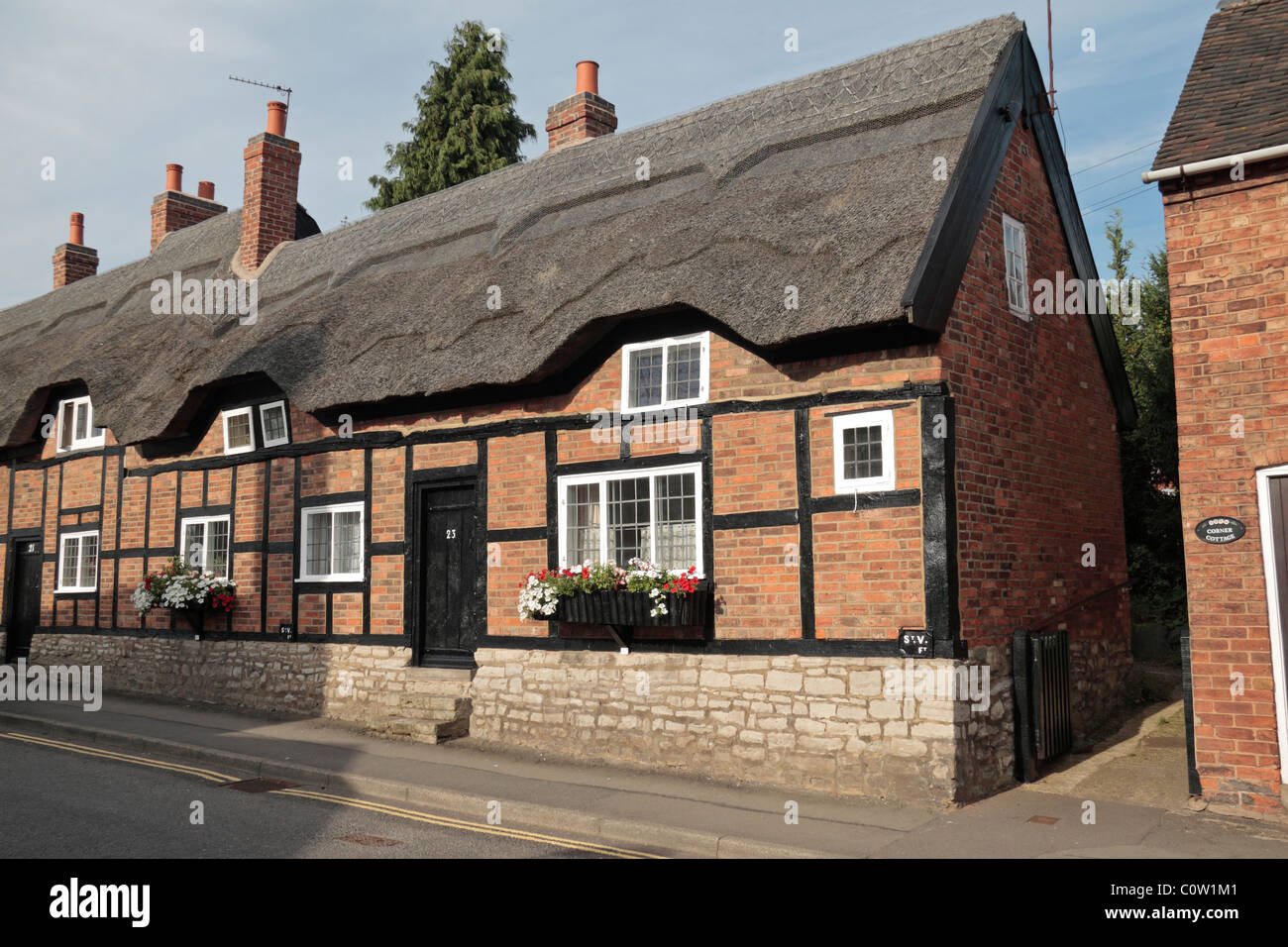 Un tradizionale cottage con il tetto di paglia sul luogo di mercato, Market Bosworth Warwickshire, Inghilterra, Regno Unito. Foto Stock
