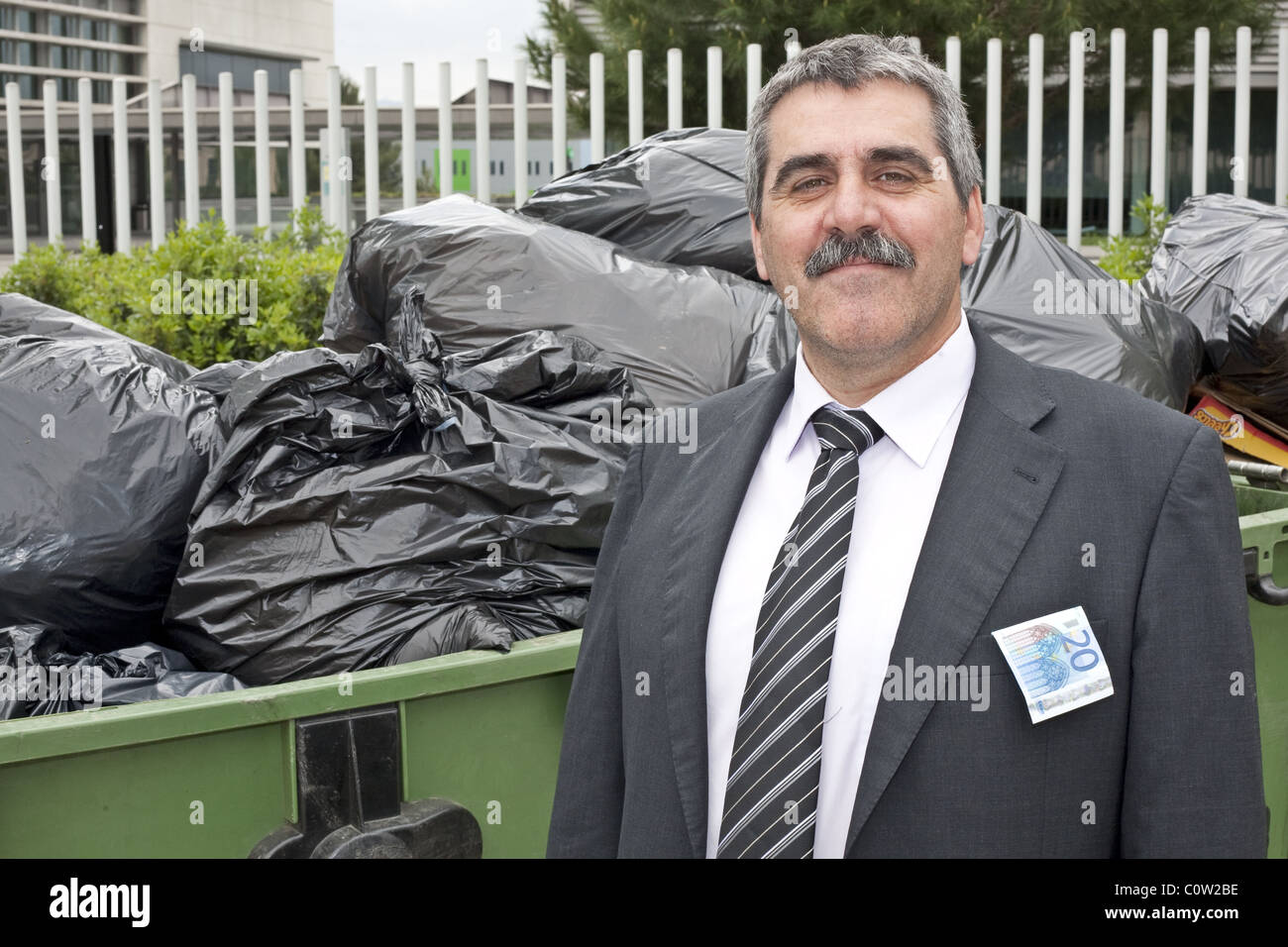 Happy businessman con un 20 euro bill in tasca. Foto Stock